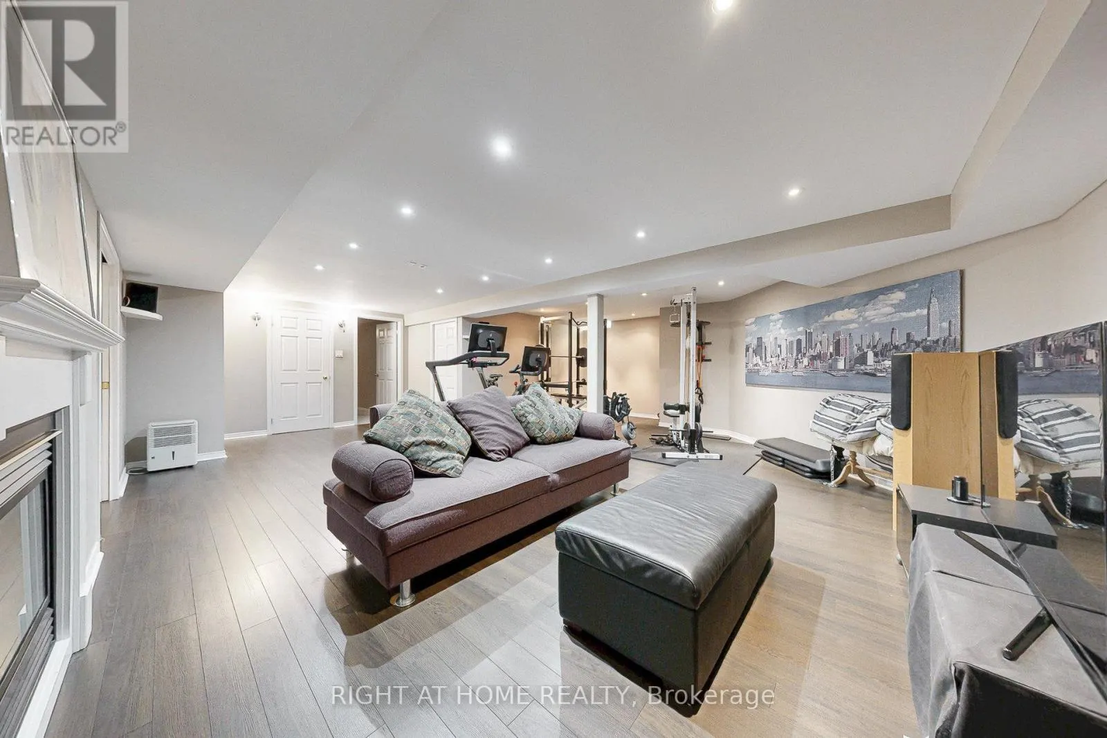 8 LOCKRIDGE AVENUE