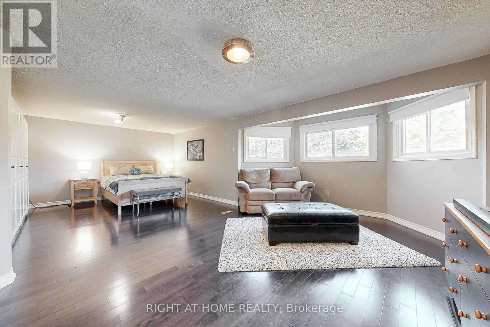 8 LOCKRIDGE AVENUE
