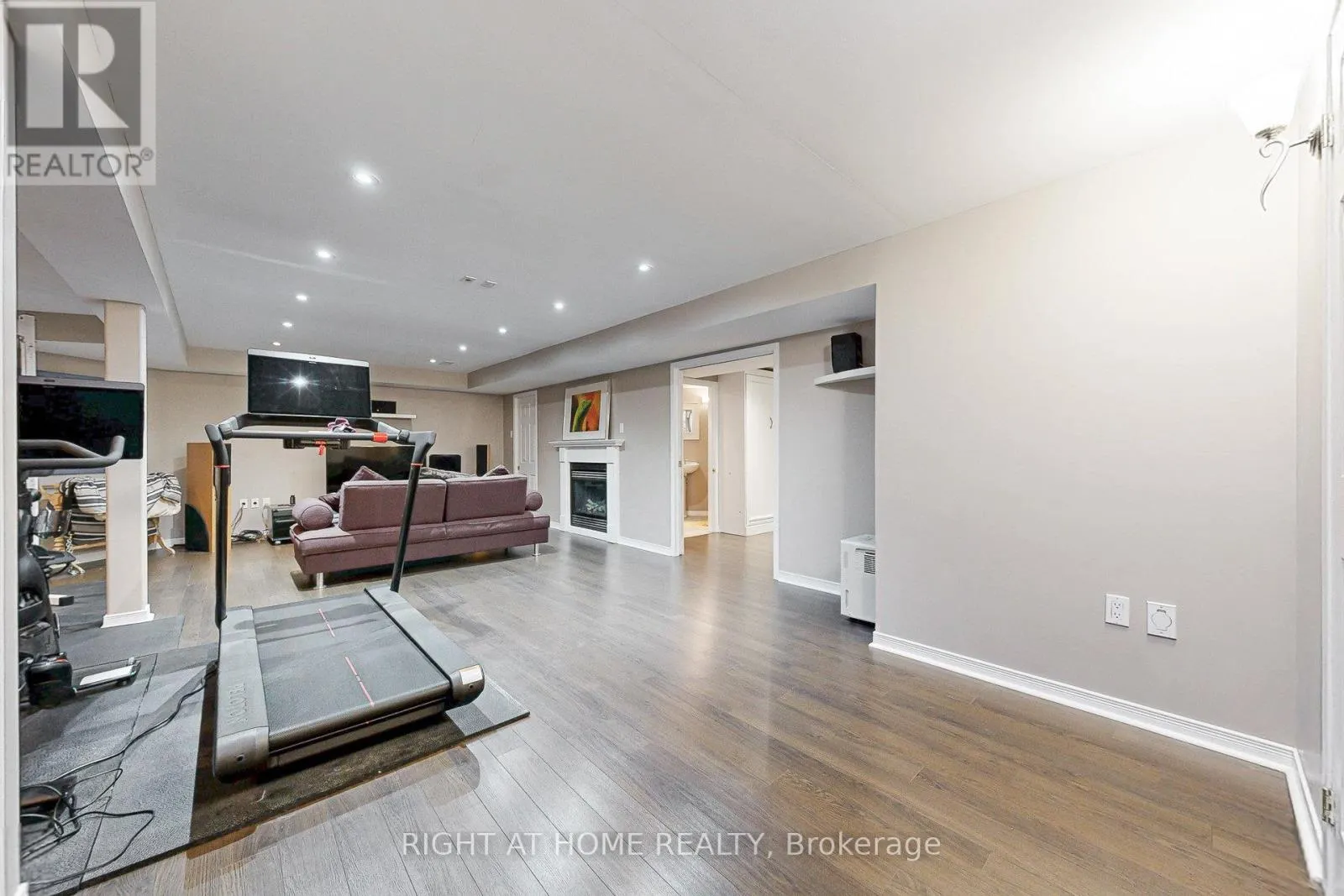 8 LOCKRIDGE AVENUE