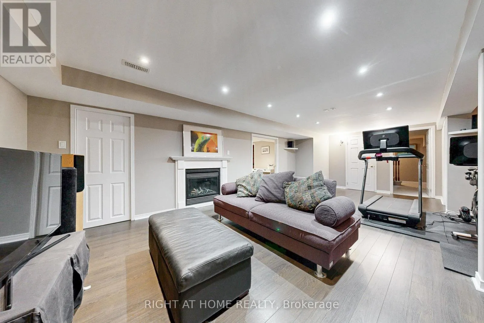 8 LOCKRIDGE AVENUE