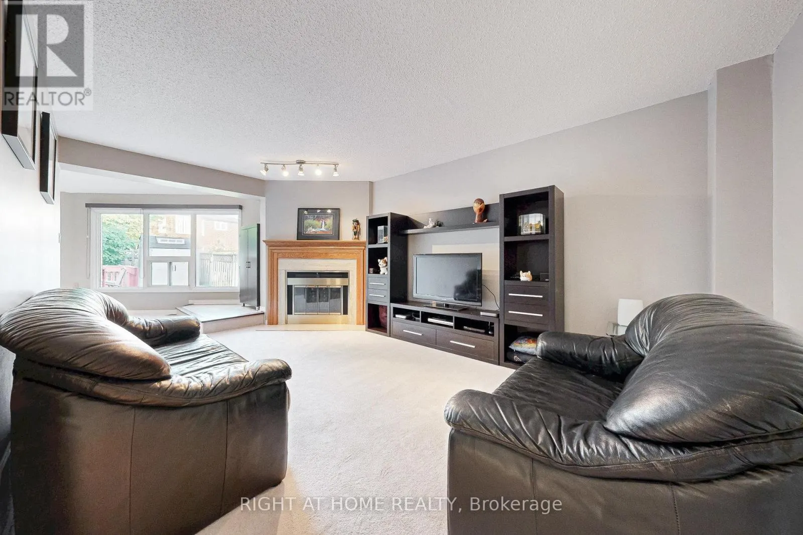 8 LOCKRIDGE AVENUE
