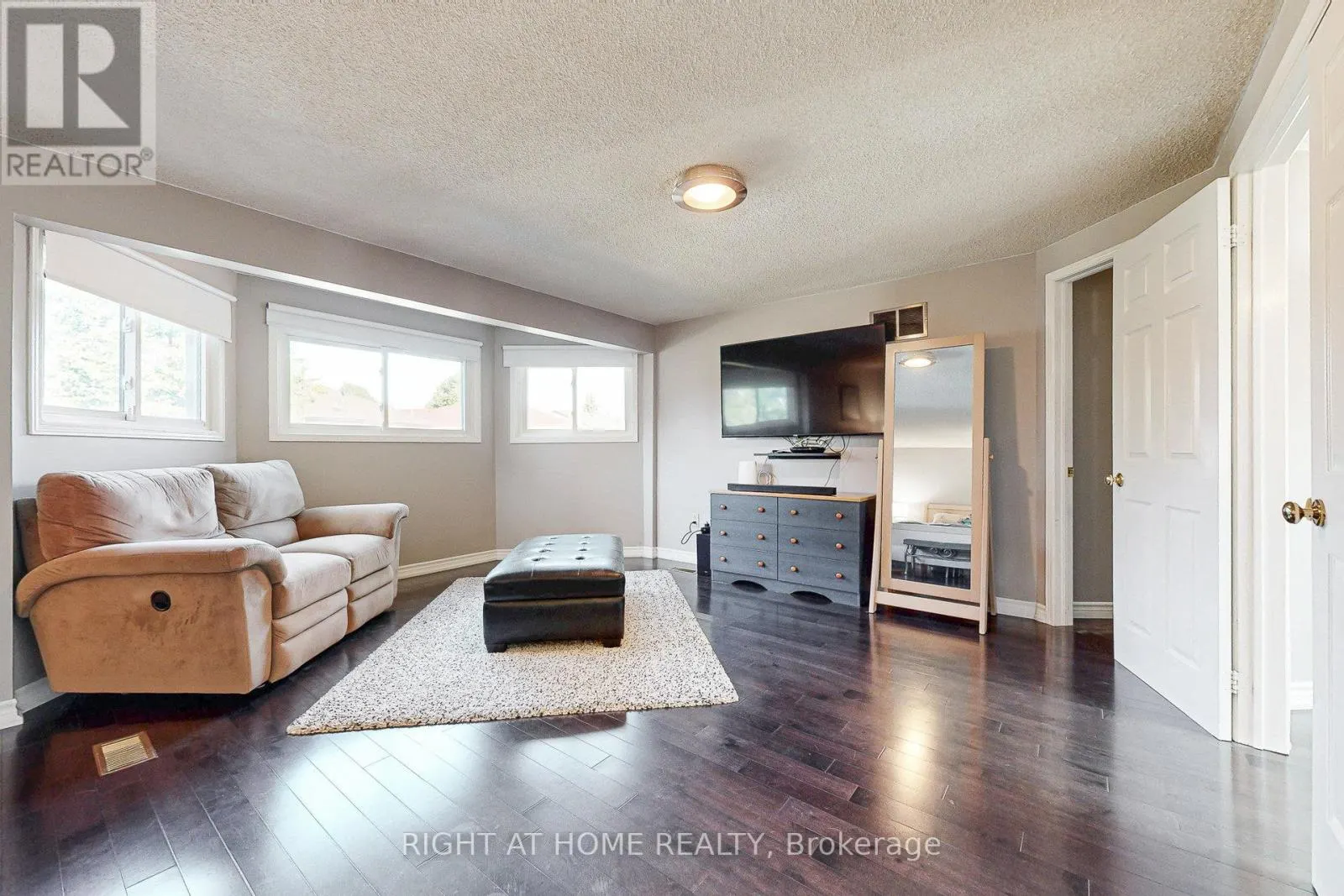 8 LOCKRIDGE AVENUE