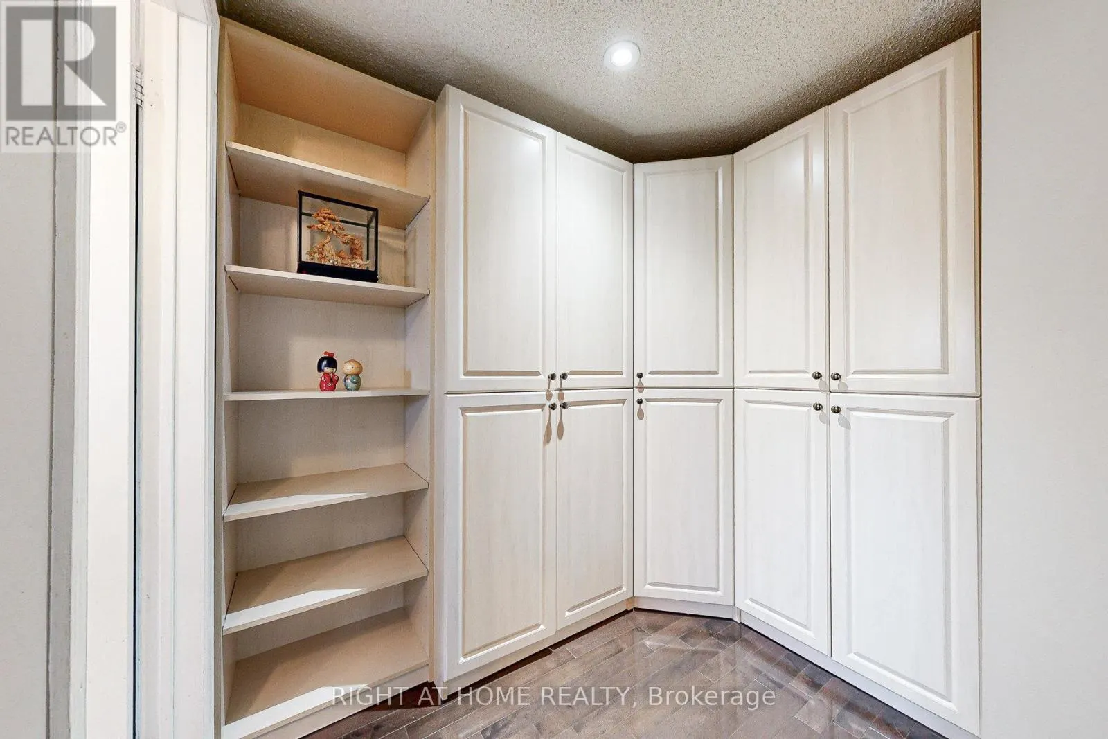 8 LOCKRIDGE AVENUE