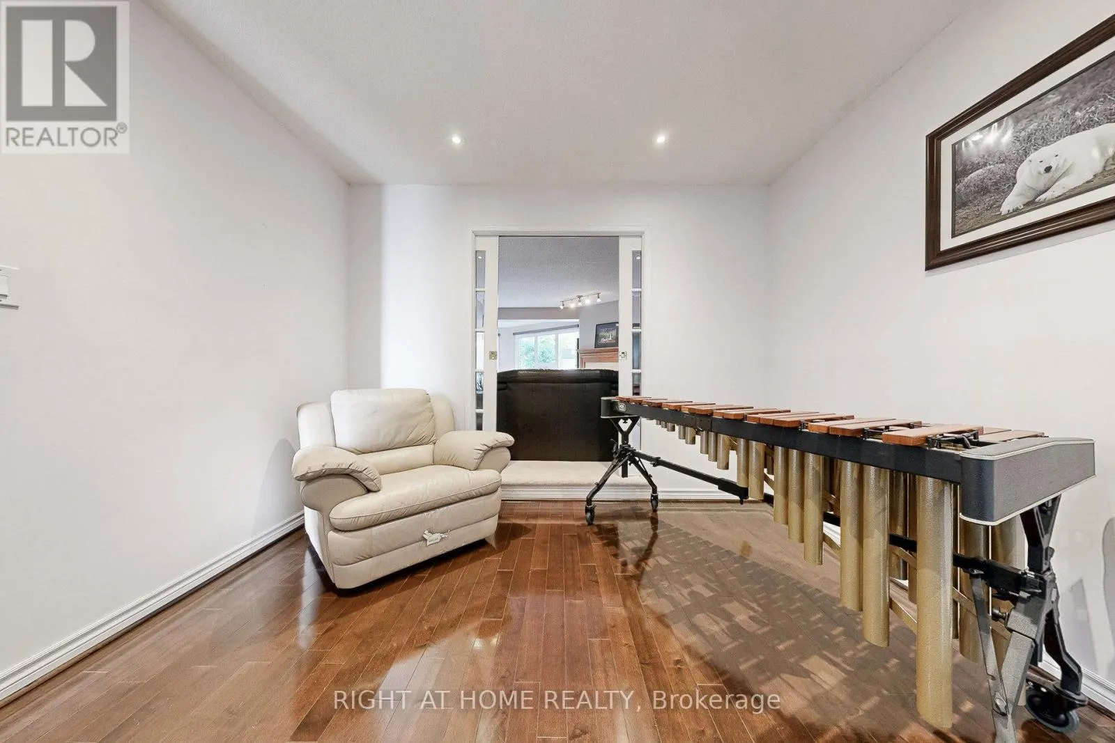 8 LOCKRIDGE AVENUE