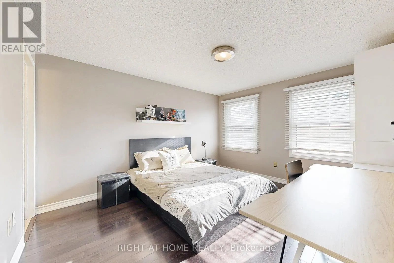 8 LOCKRIDGE AVENUE