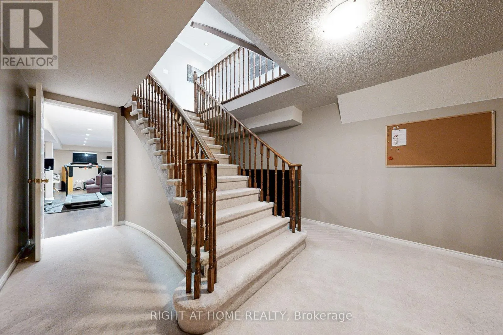 8 LOCKRIDGE AVENUE