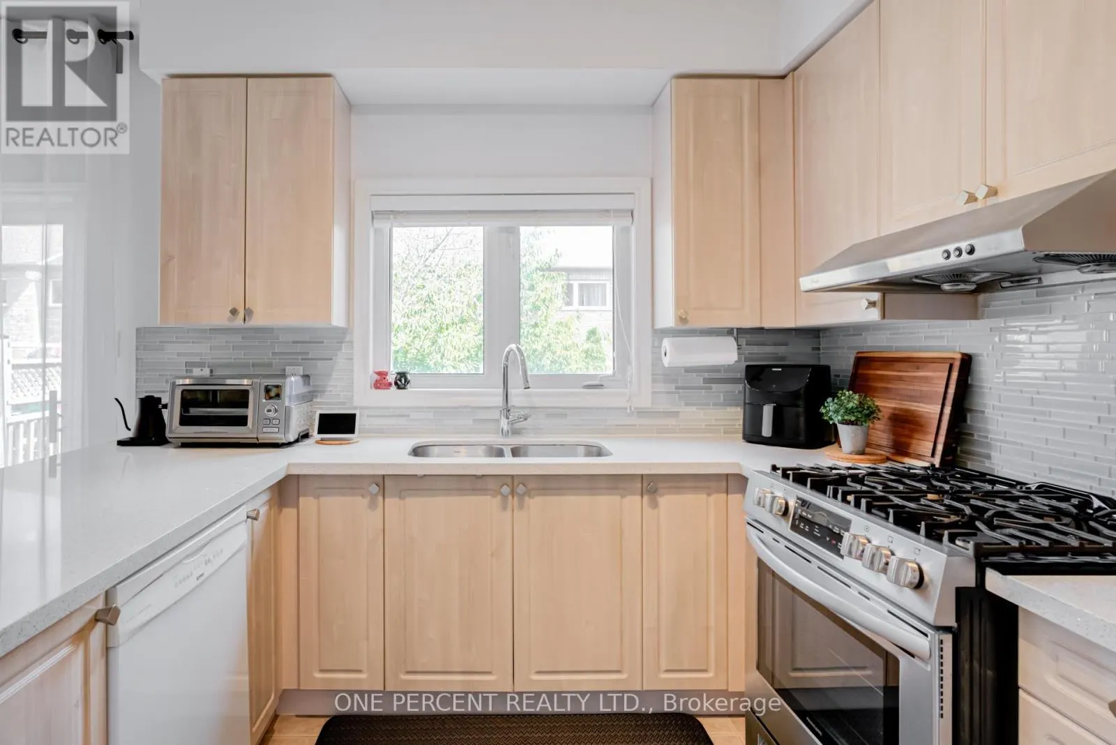 64 LANDER CRESCENT