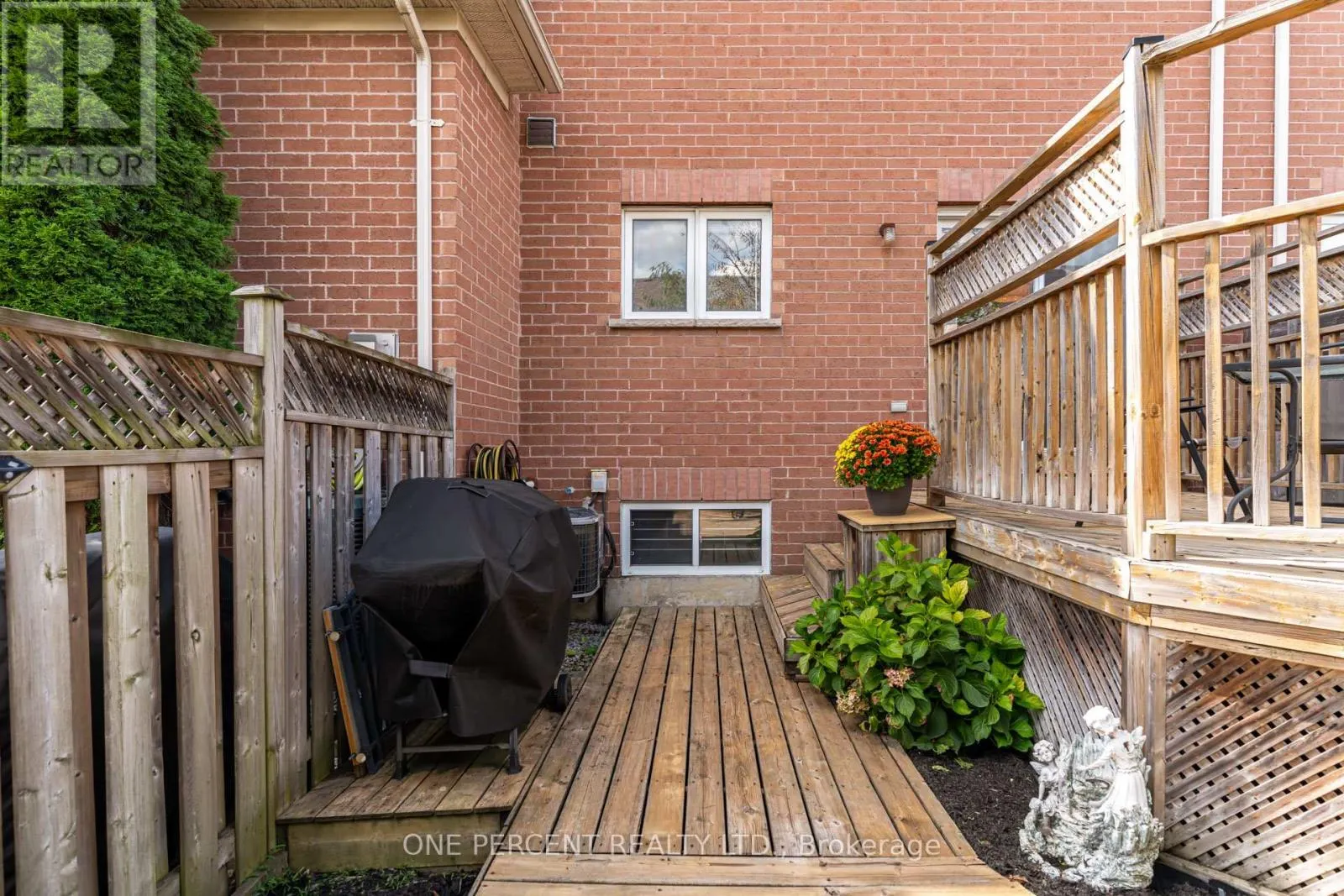 64 LANDER CRESCENT