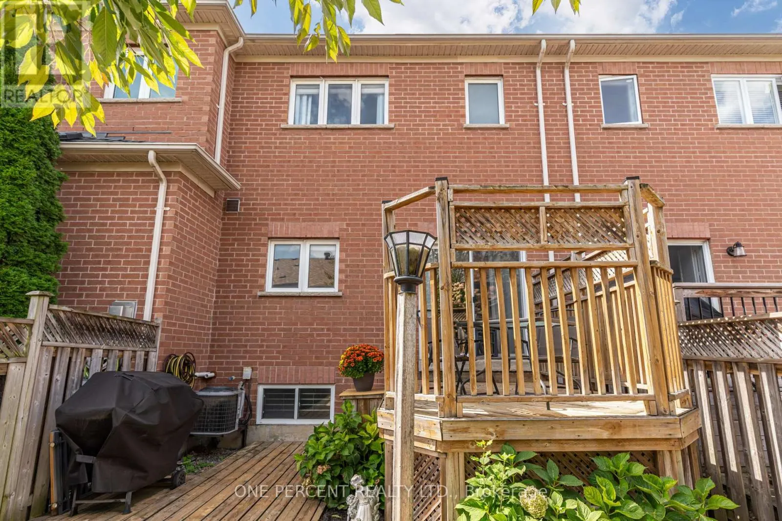 64 LANDER CRESCENT