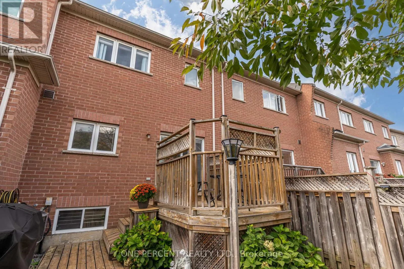 64 LANDER CRESCENT