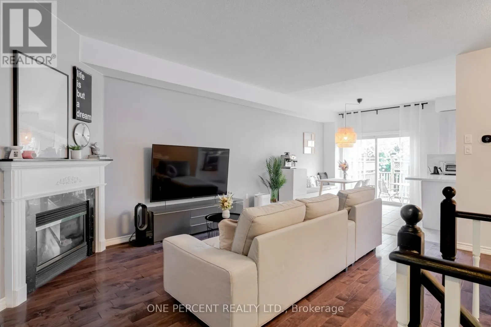 64 LANDER CRESCENT