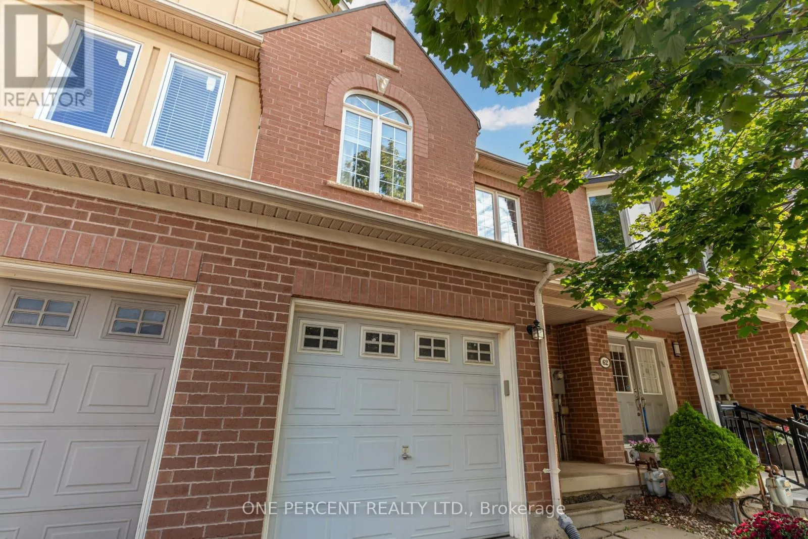 64 LANDER CRESCENT
