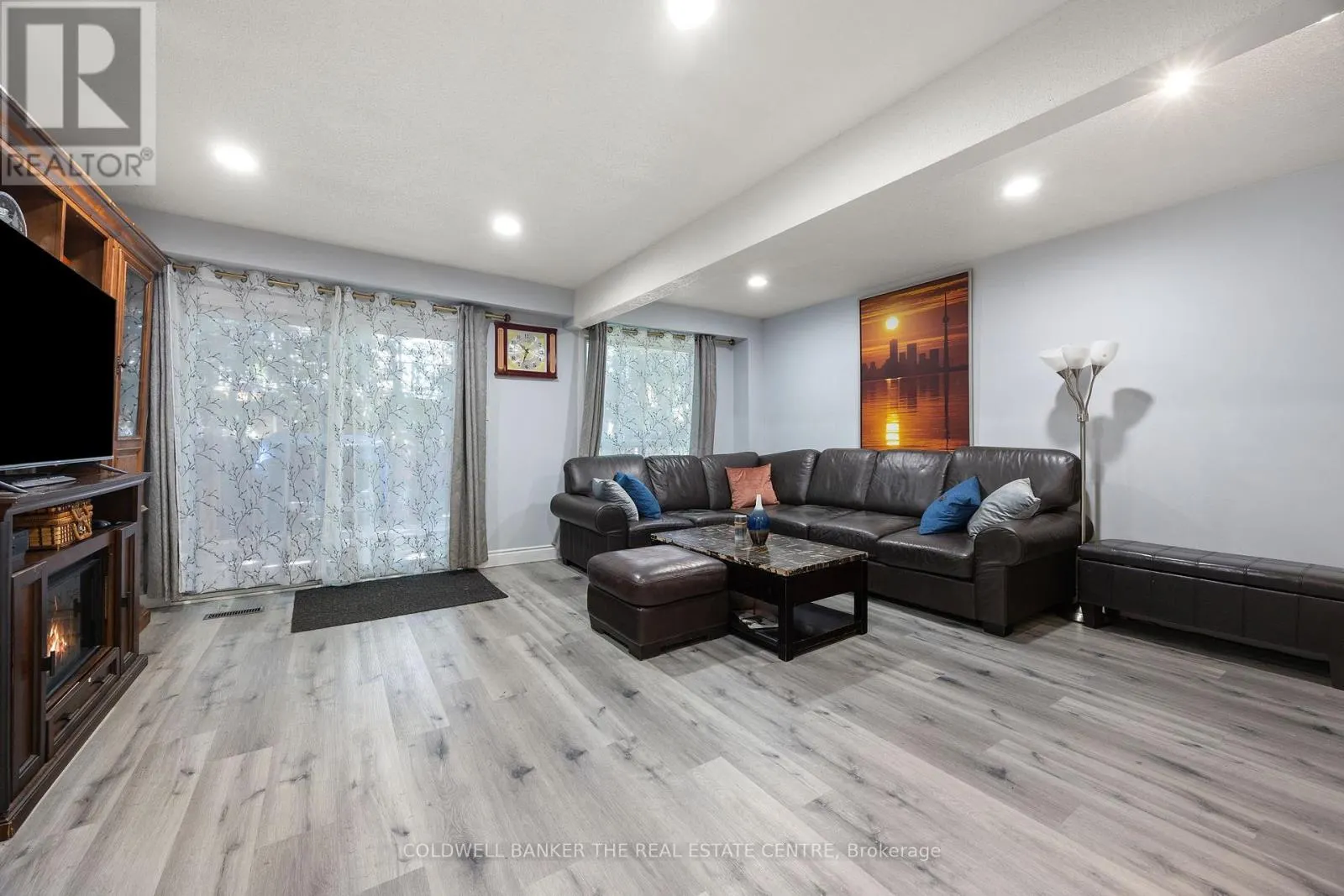 23 RIVIERA DRIVE W