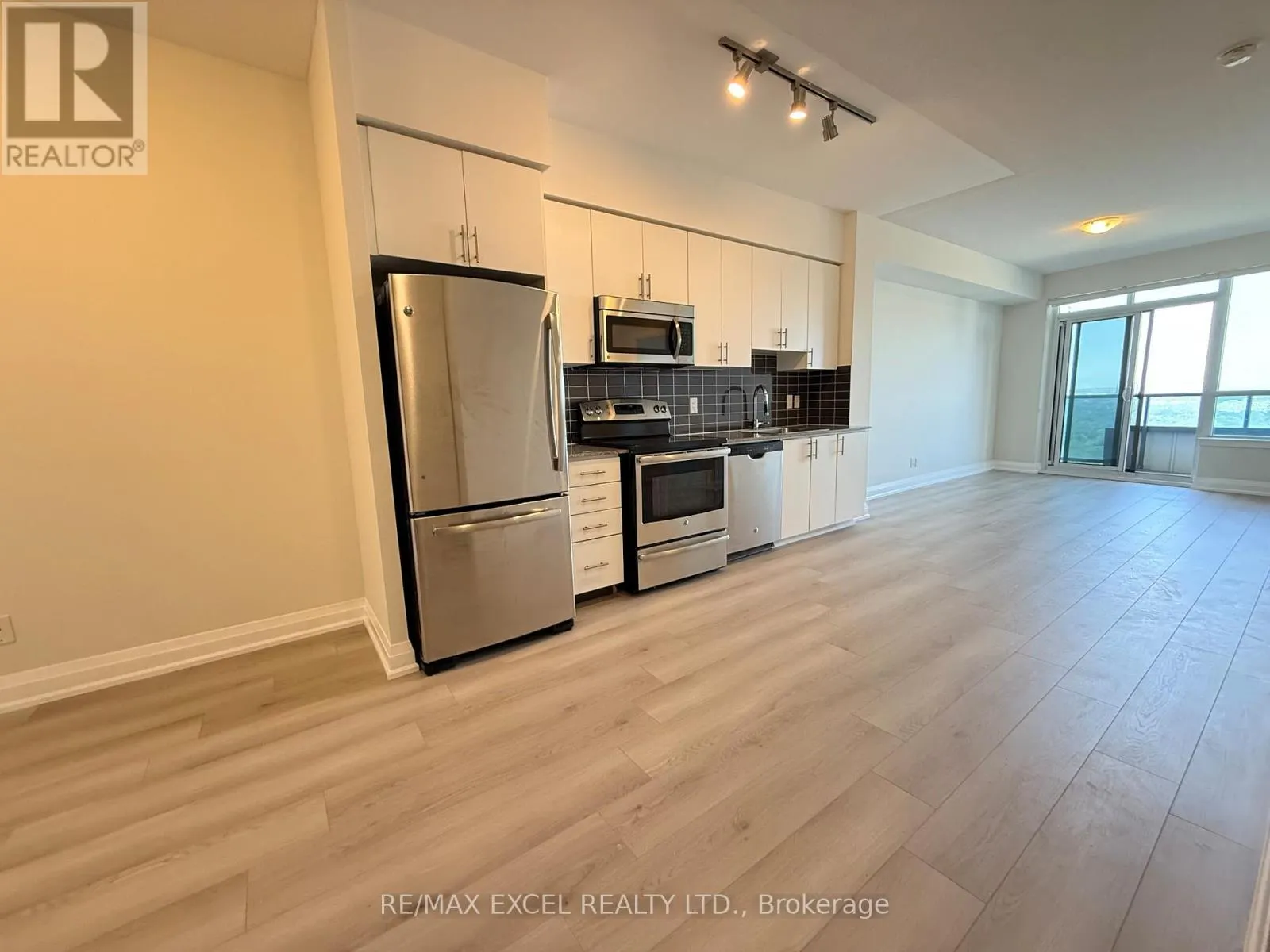 2602 - 7171 YONGE STREET