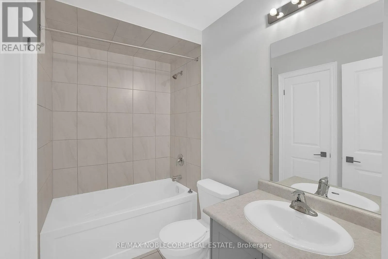 34 ALAN WILLIAMS TRAIL