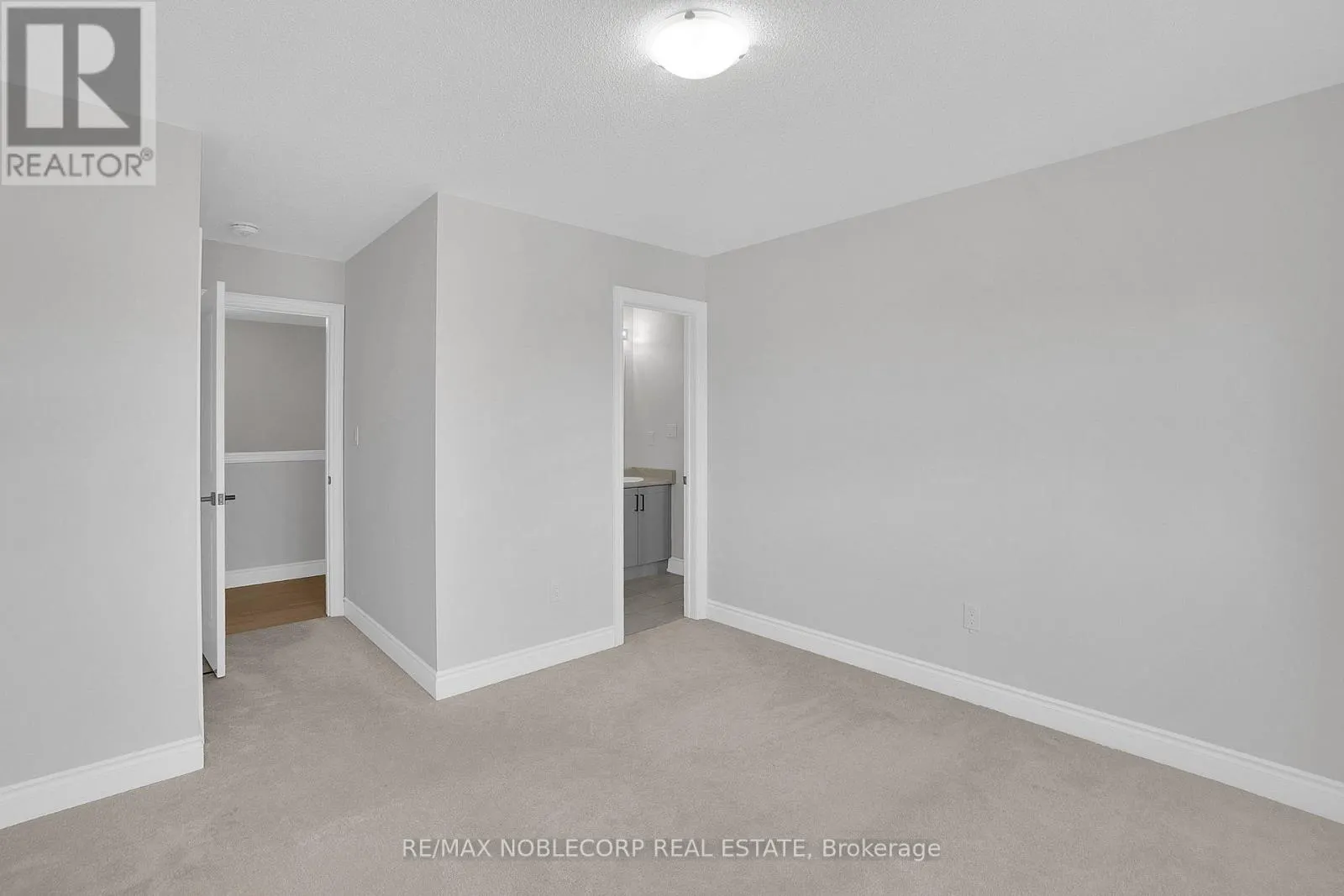 34 ALAN WILLIAMS TRAIL
