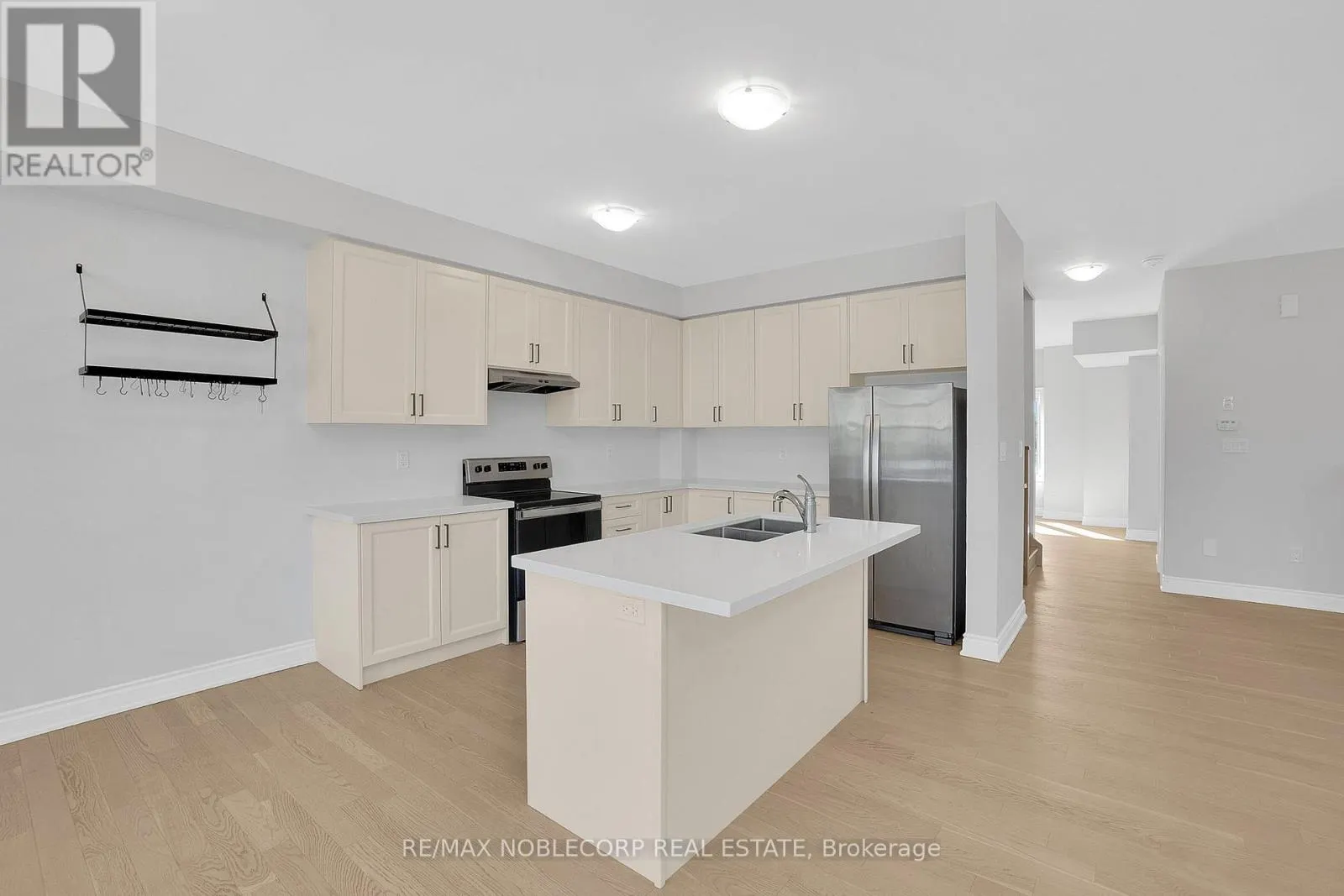 34 ALAN WILLIAMS TRAIL