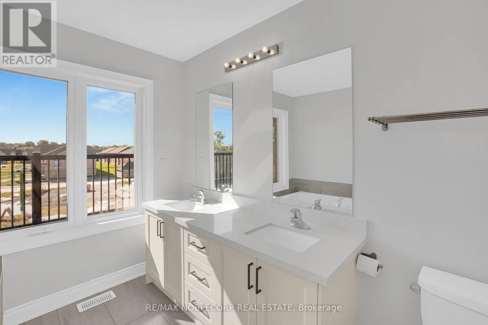 34 ALAN WILLIAMS TRAIL