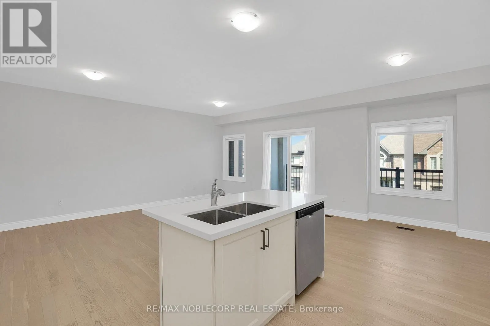 34 ALAN WILLIAMS TRAIL