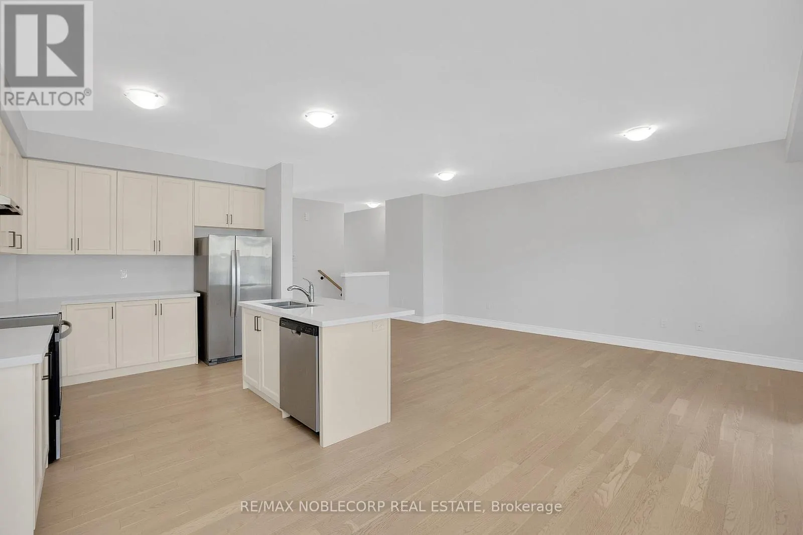 34 ALAN WILLIAMS TRAIL