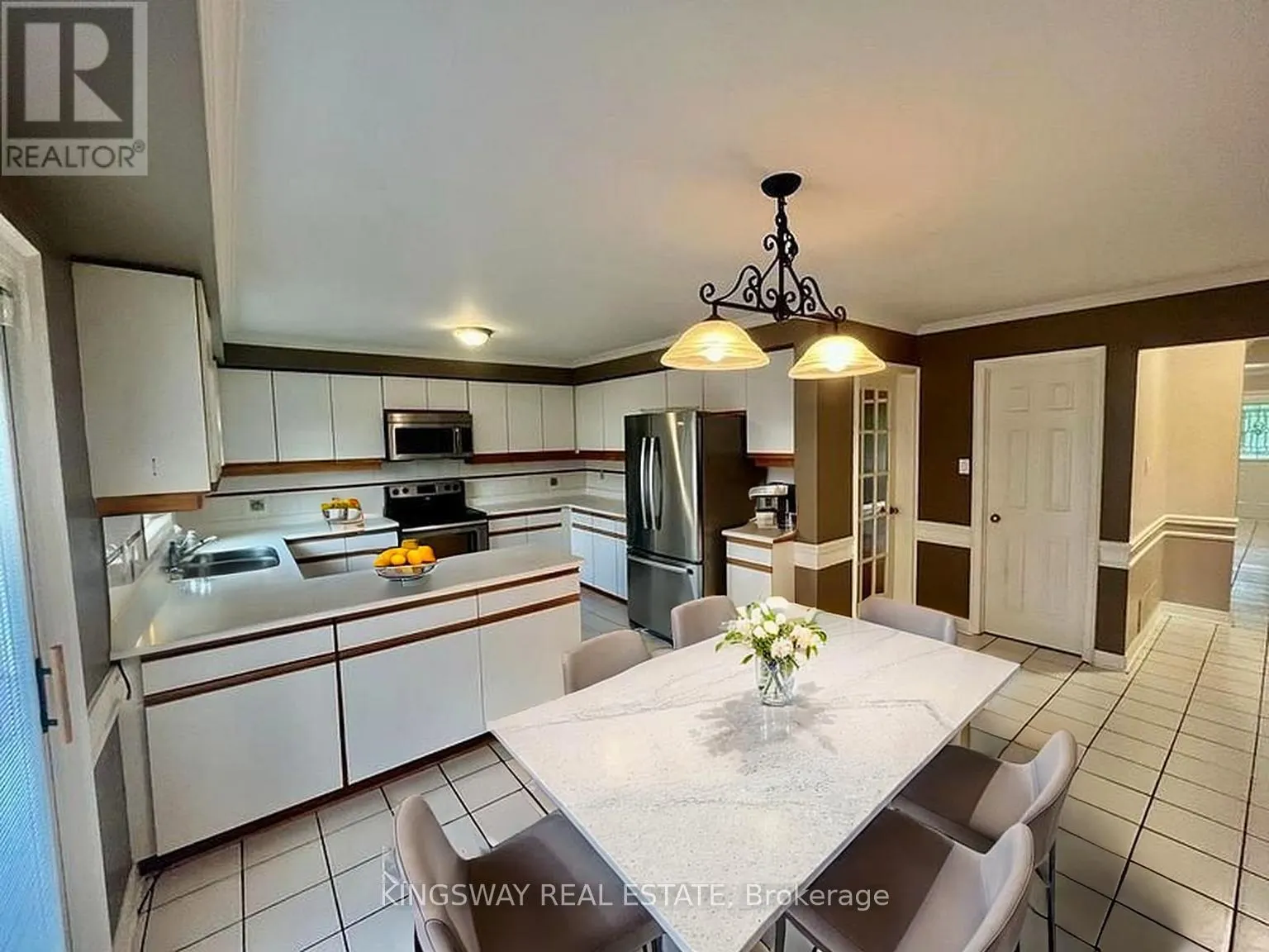 325 SALISBURY LANE