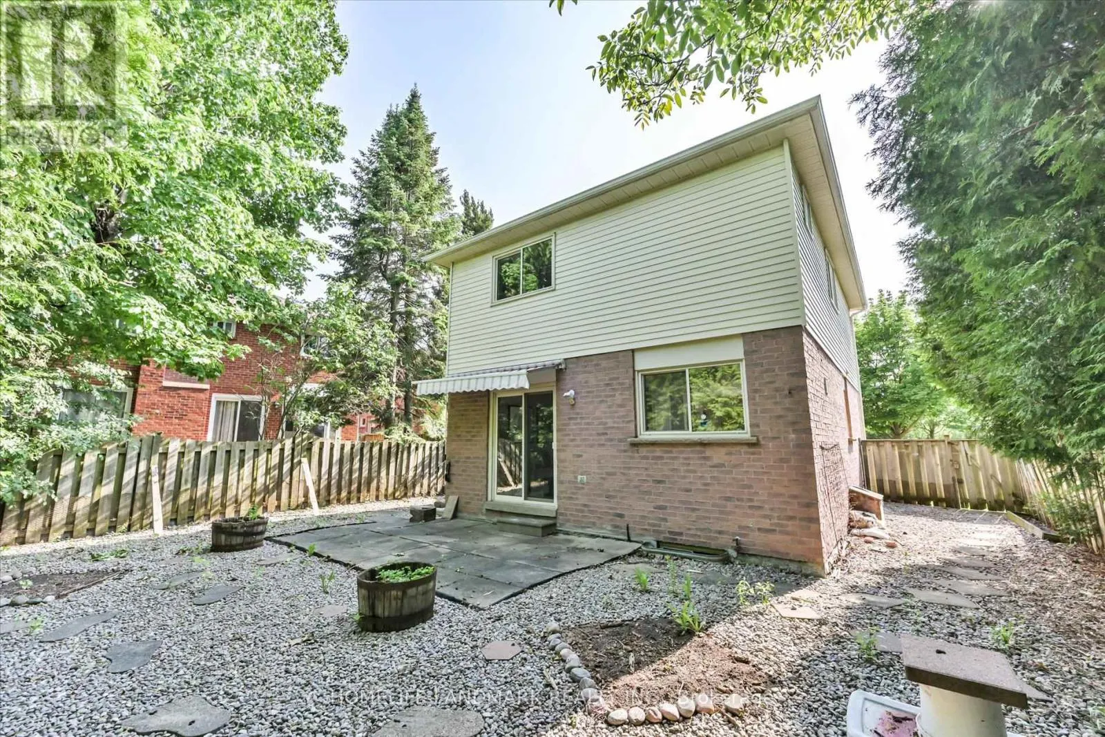 11 HUNTERS POINT DRIVE