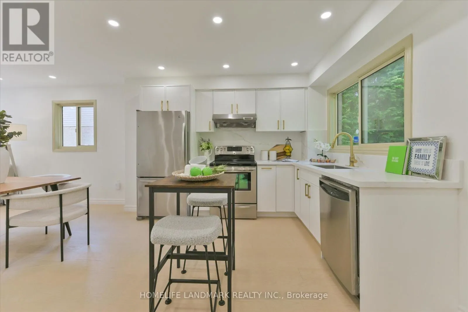 11 HUNTERS POINT DRIVE
