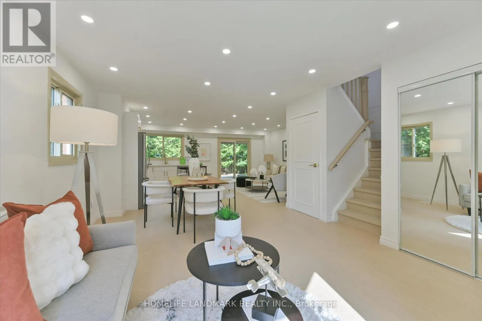 11 HUNTERS POINT DRIVE