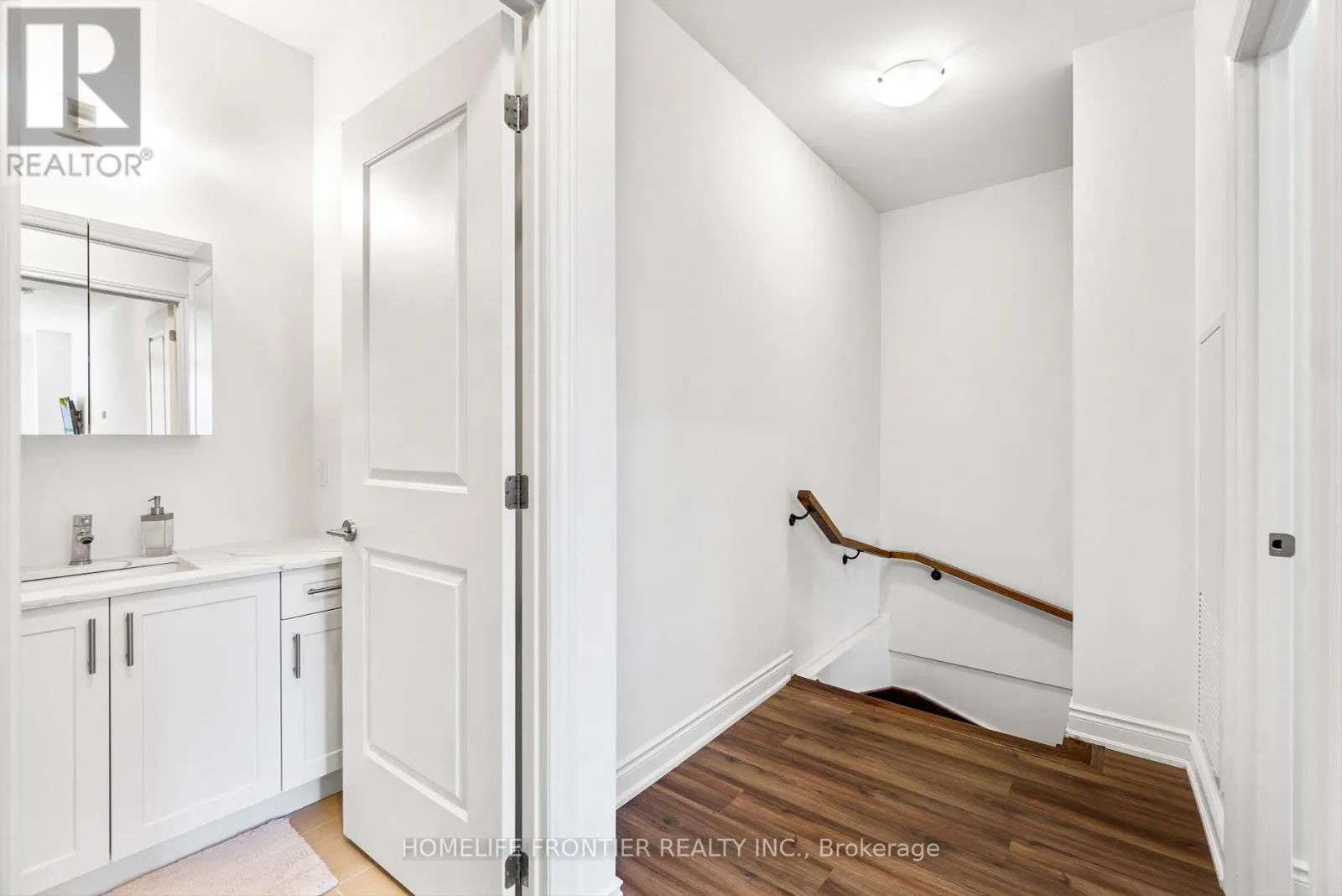 TH 102 - 9618 YONGE STREET