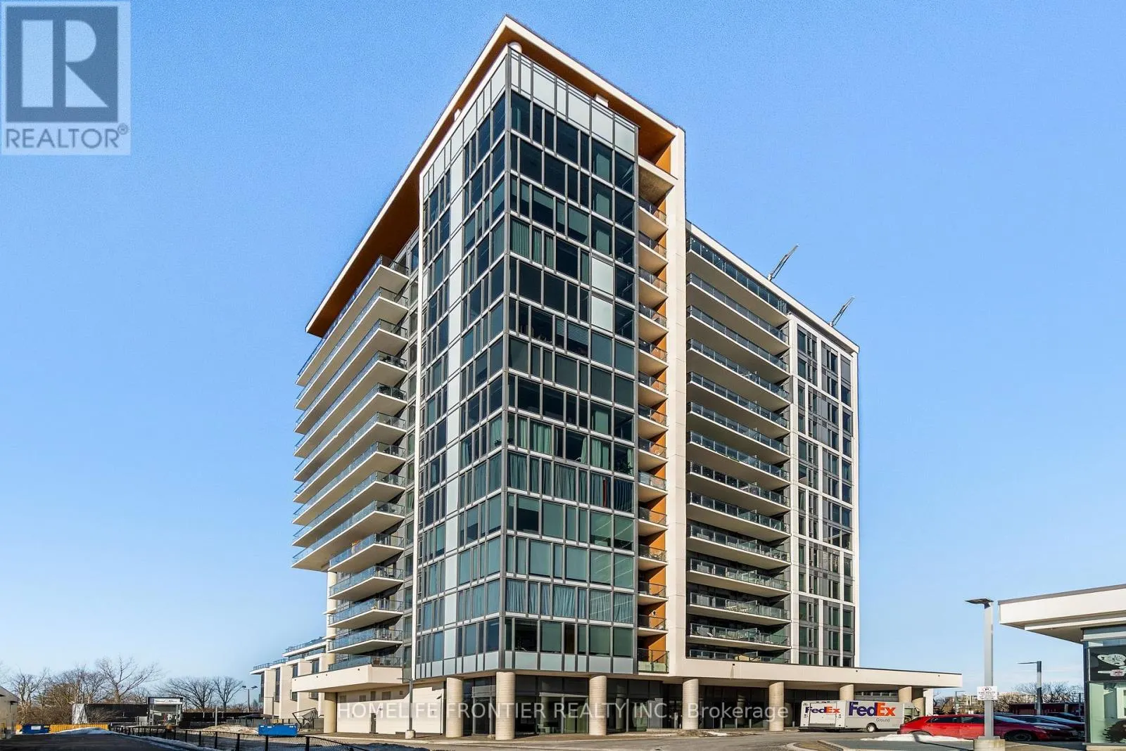 TH 102 - 9618 YONGE STREET