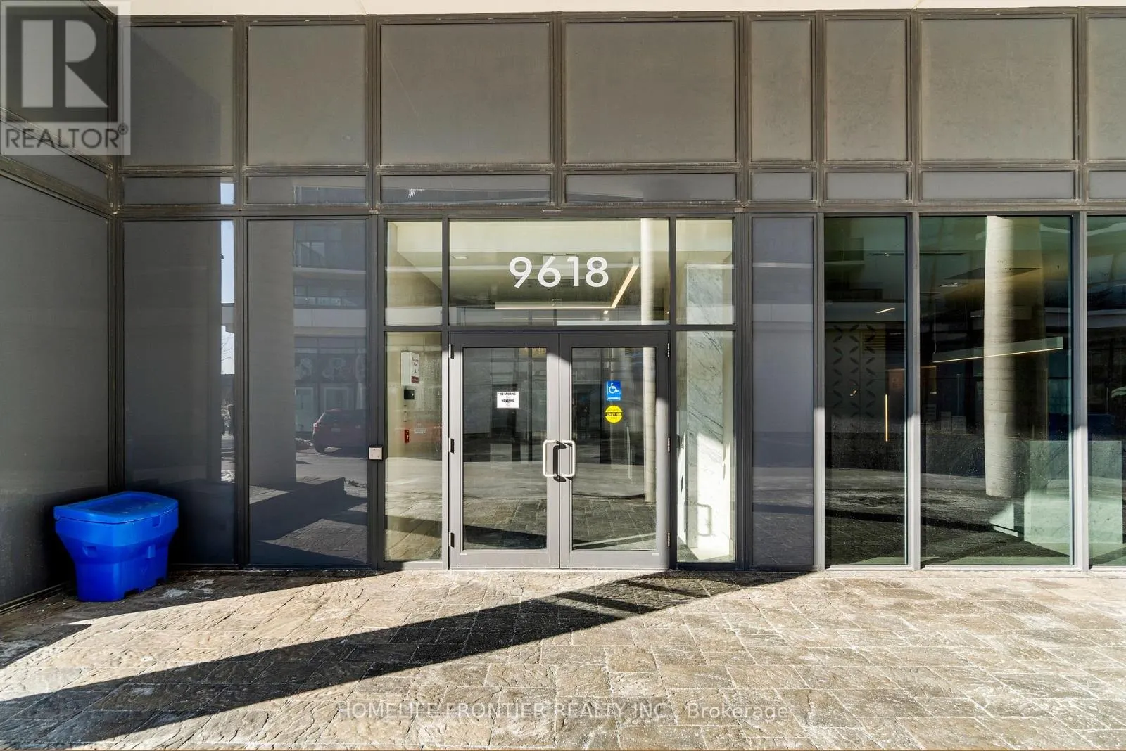 TH 102 - 9618 YONGE STREET