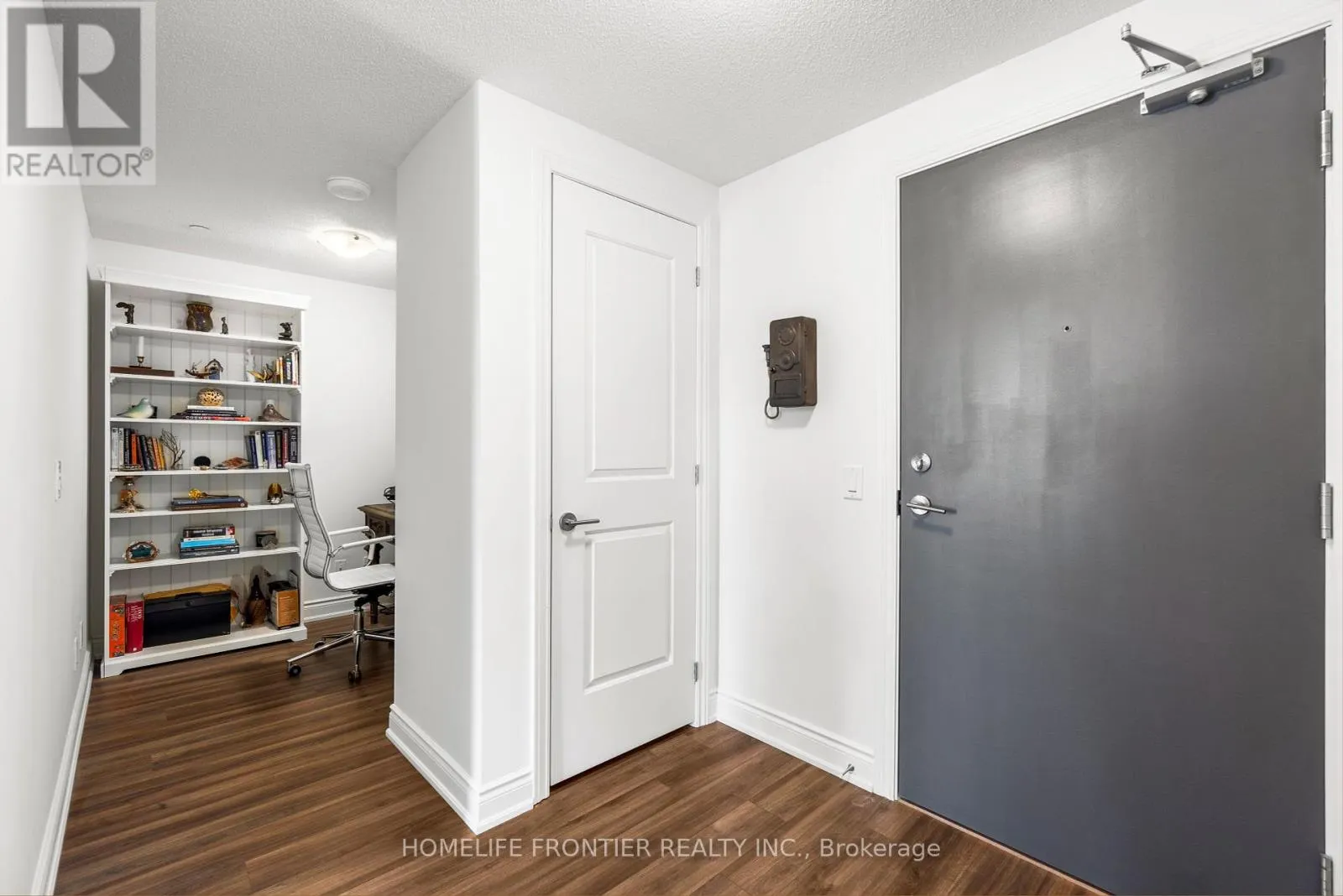 TH 102 - 9618 YONGE STREET