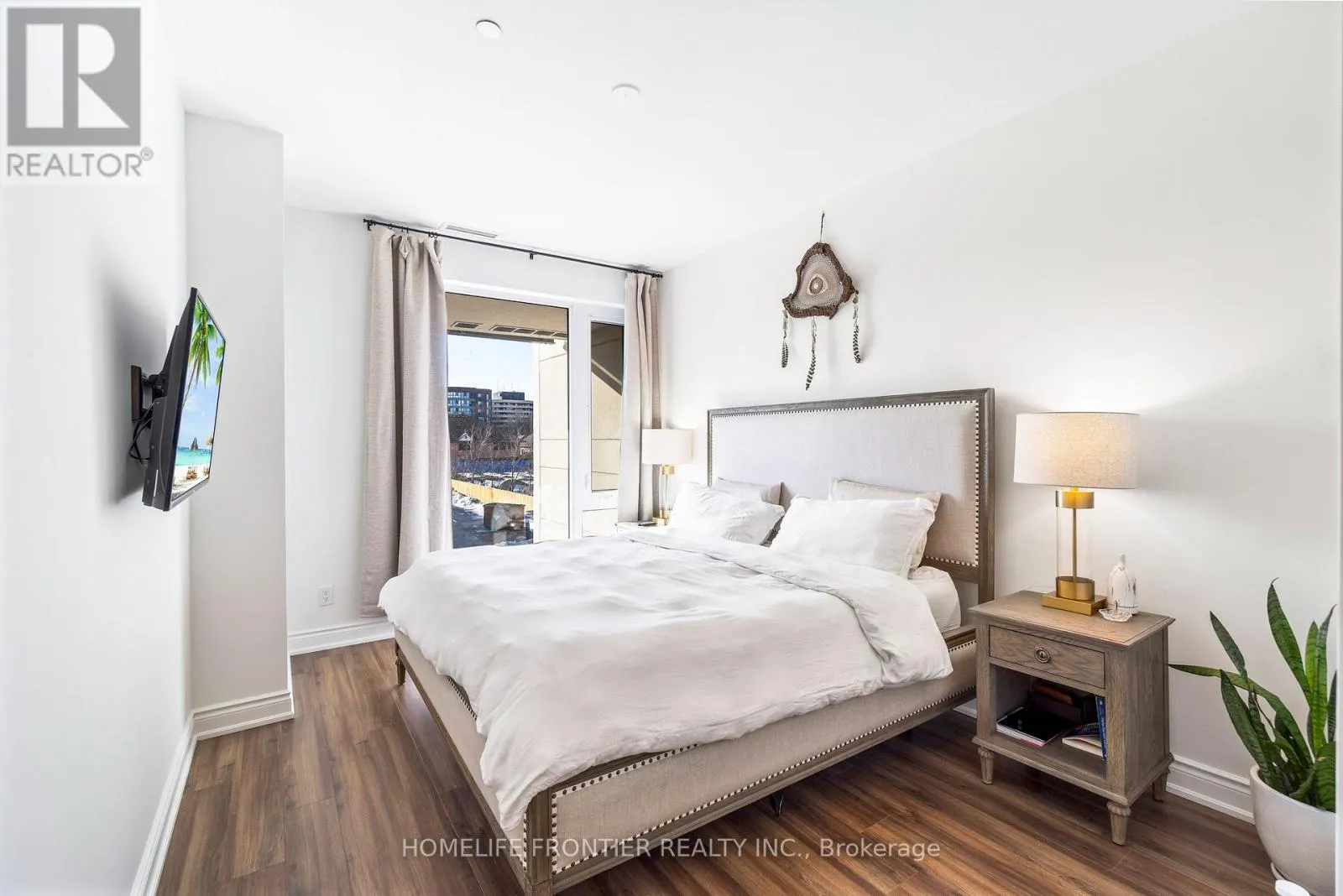 TH 102 - 9618 YONGE STREET