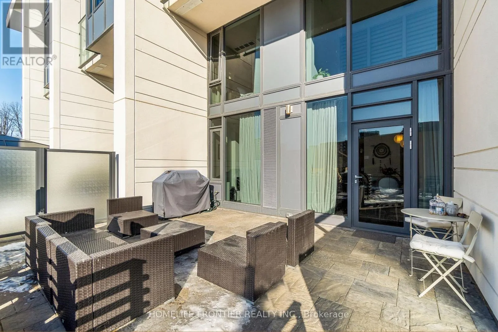TH 102 - 9618 YONGE STREET