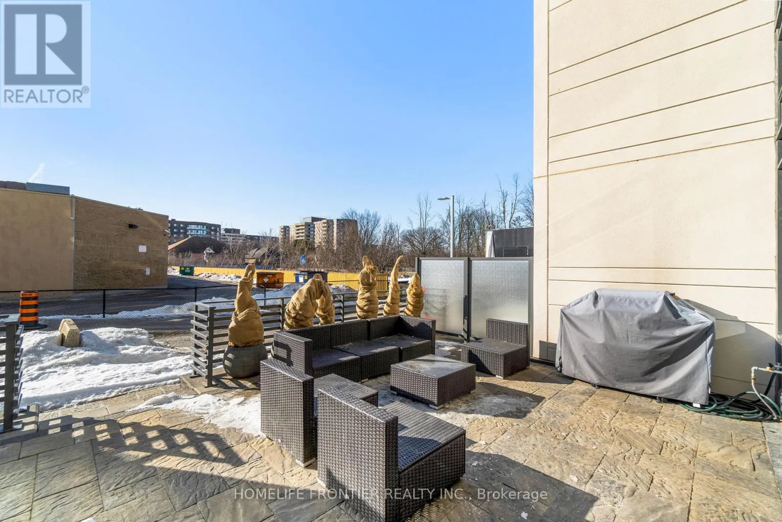 TH 102 - 9618 YONGE STREET