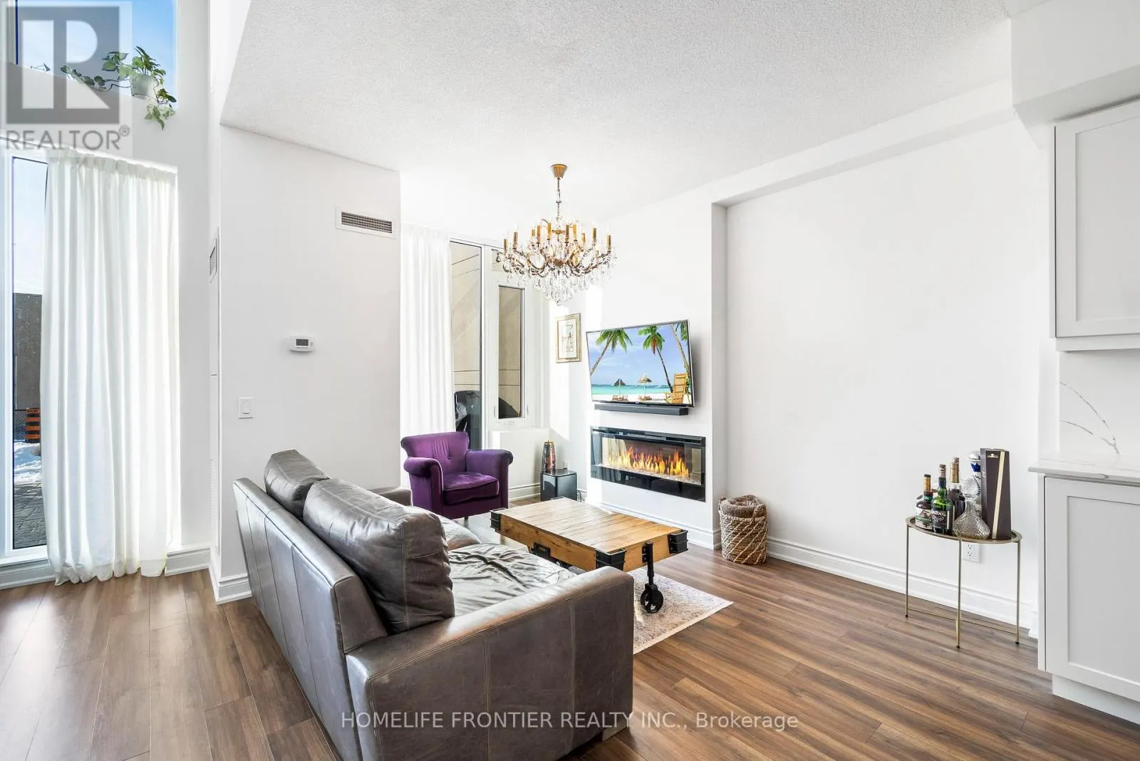 TH 102 - 9618 YONGE STREET