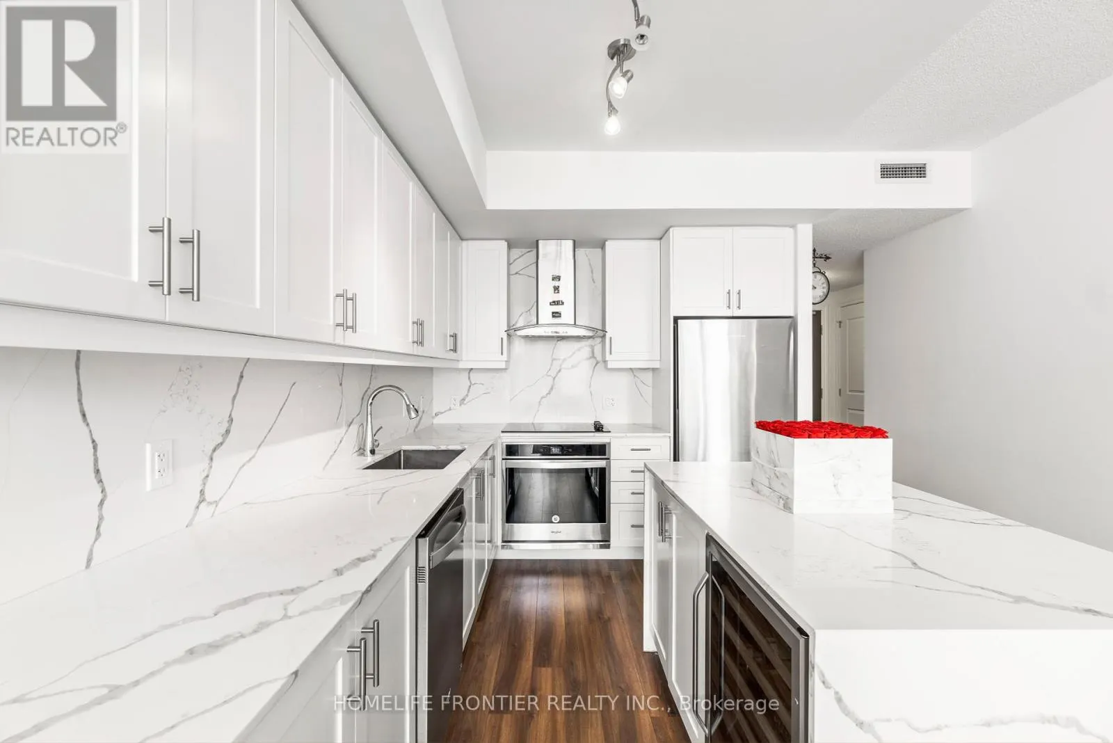 TH 102 - 9618 YONGE STREET