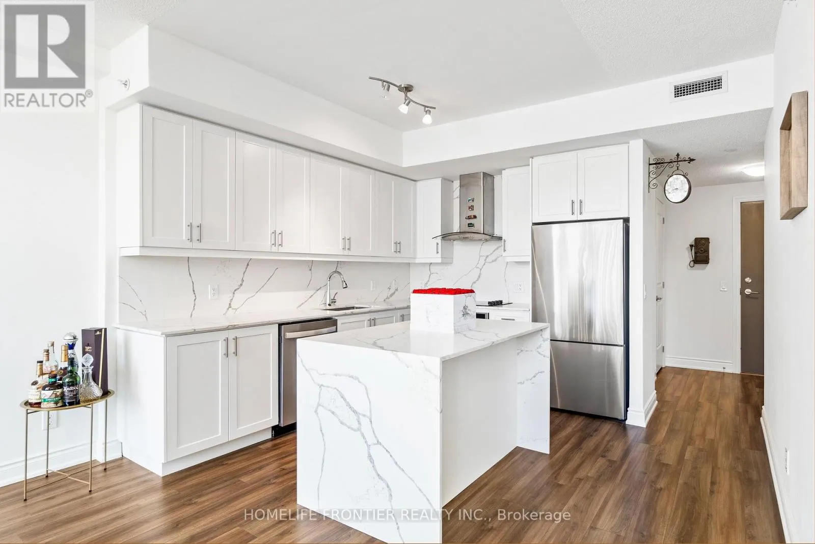 TH 102 - 9618 YONGE STREET