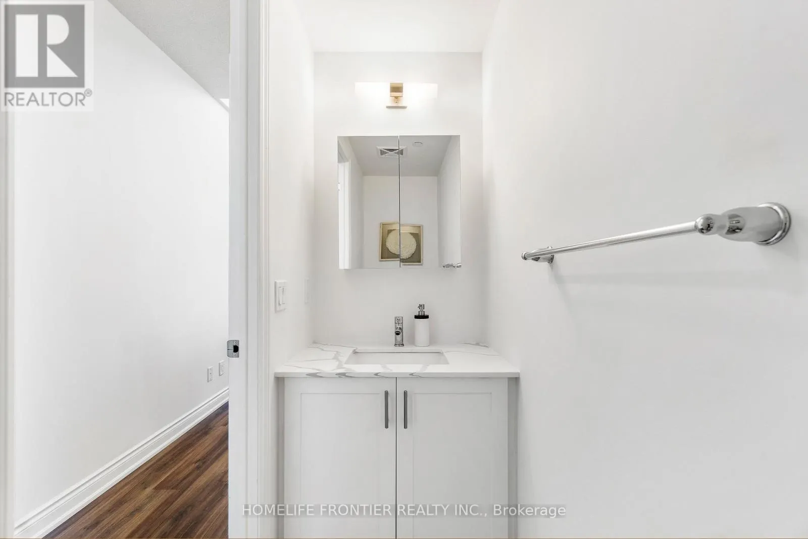 TH 102 - 9618 YONGE STREET