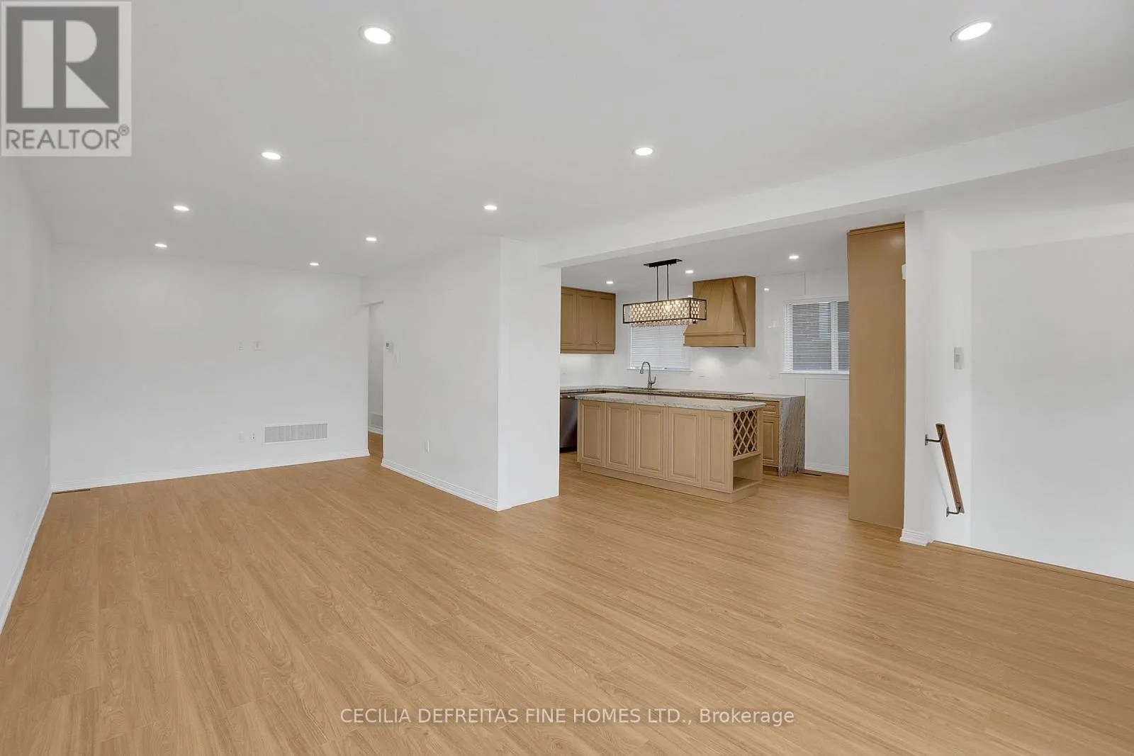 UPPER - 54 ASHBURN CRESCENT