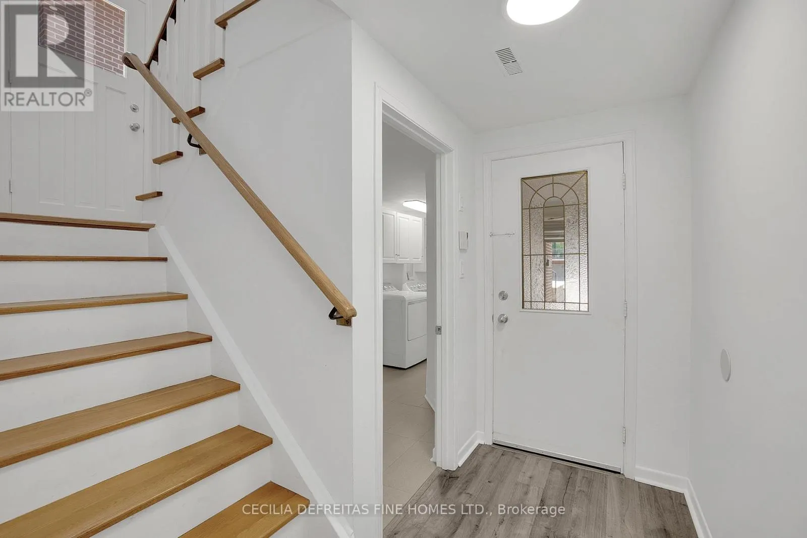 UPPER - 54 ASHBURN CRESCENT