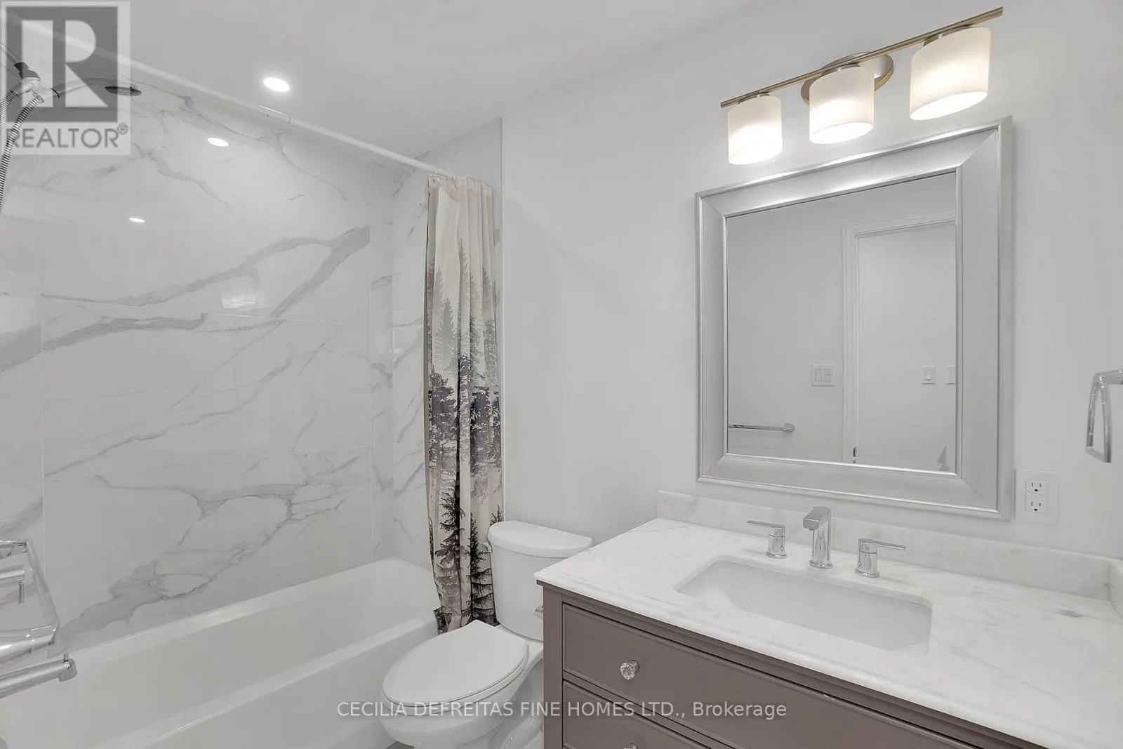 UPPER - 54 ASHBURN CRESCENT
