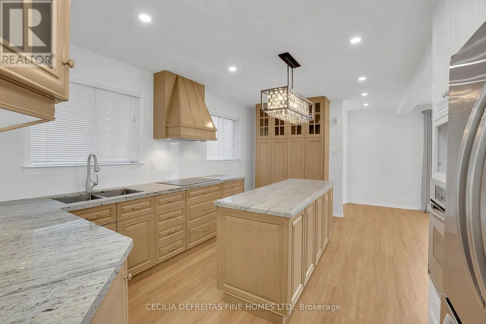 UPPER - 54 ASHBURN CRESCENT