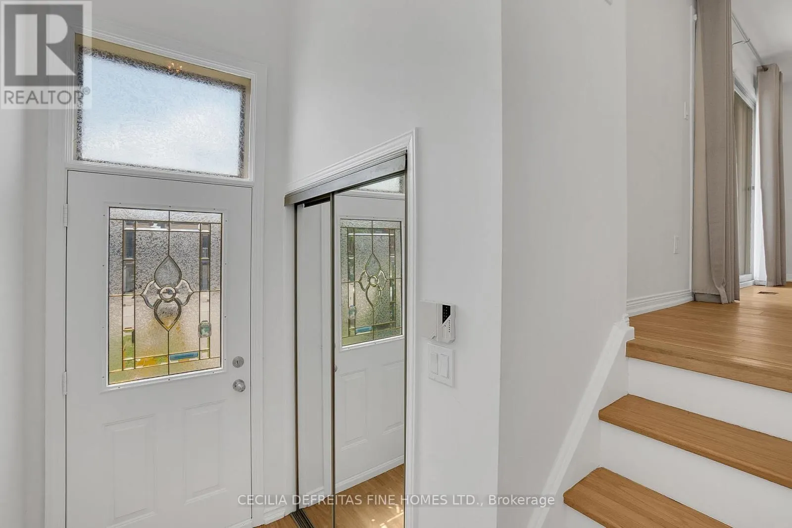 UPPER - 54 ASHBURN CRESCENT