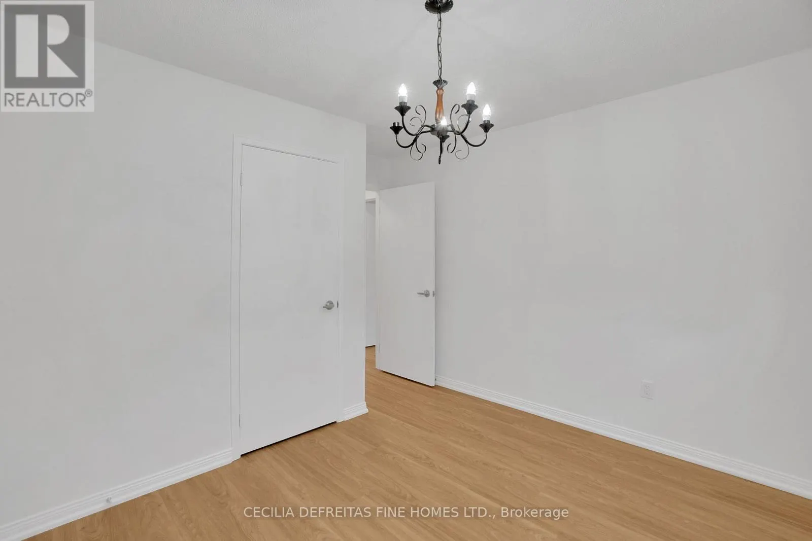 UPPER - 54 ASHBURN CRESCENT