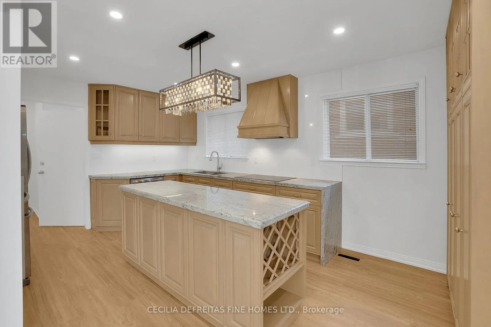 UPPER - 54 ASHBURN CRESCENT