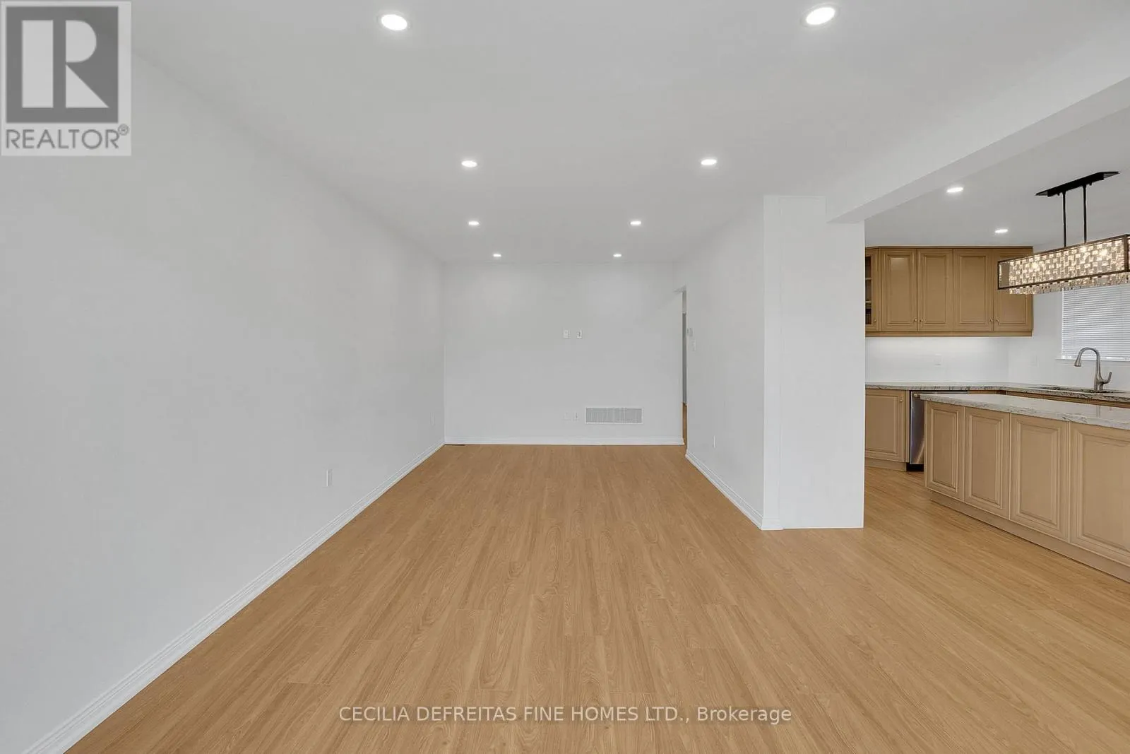 UPPER - 54 ASHBURN CRESCENT