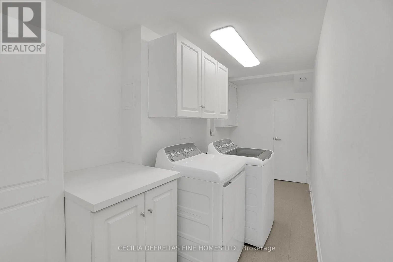 UPPER - 54 ASHBURN CRESCENT