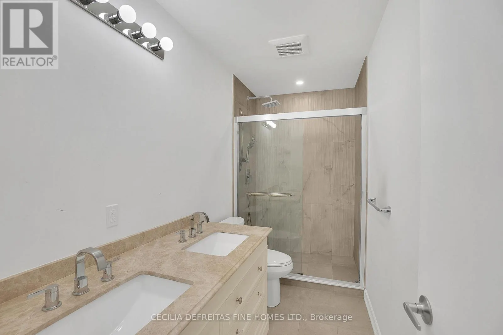 UPPER - 54 ASHBURN CRESCENT