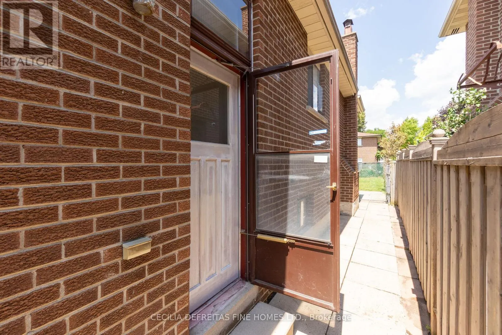 LOWER - 54 ASHBURN CRESCENT